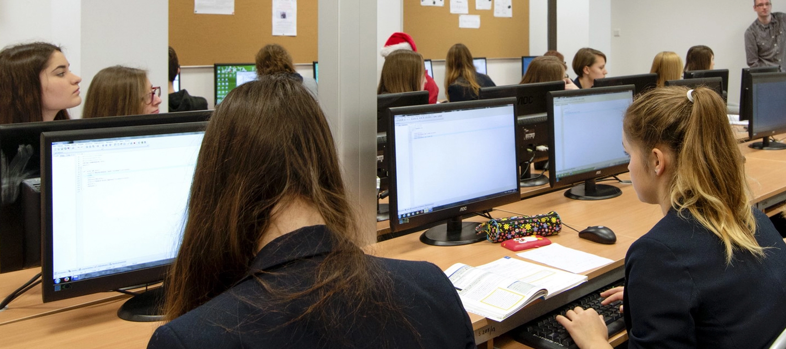 Uczniowie w sali informatycznej